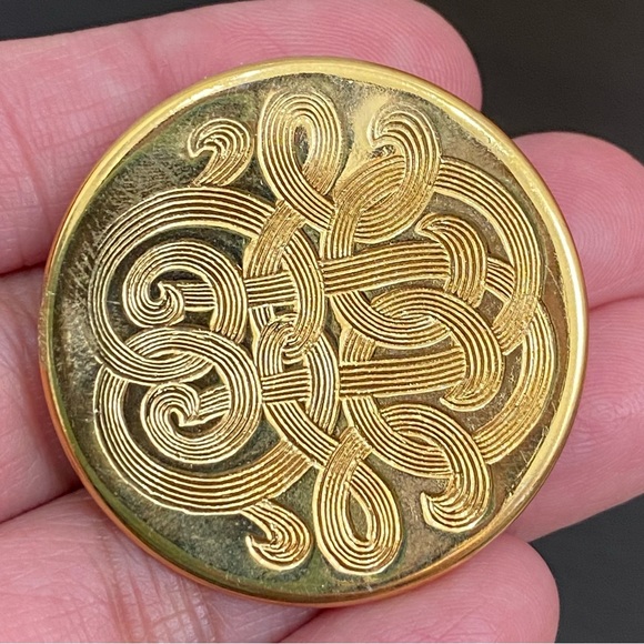 Vintage Gold-tone Etched Celtic Knot Round Scarf Clip - Picture 1 of 10